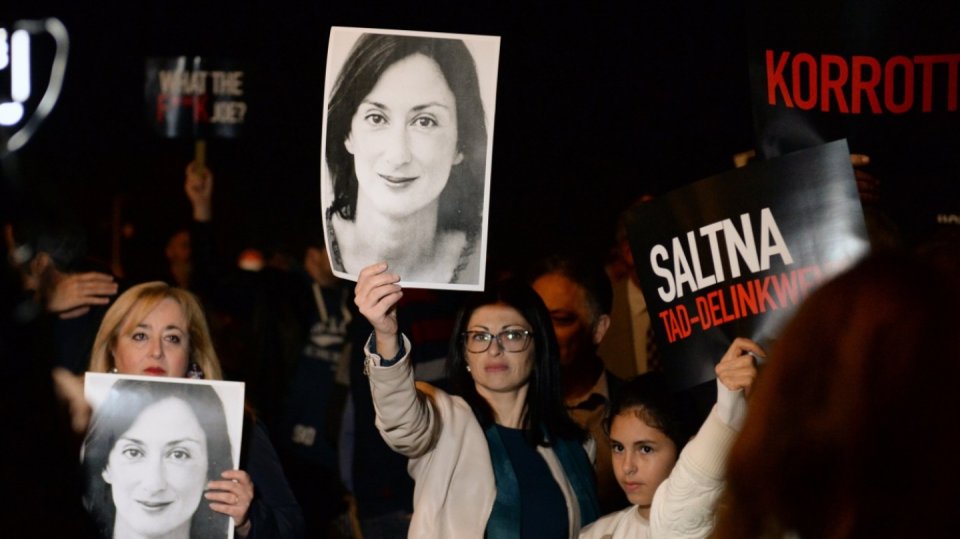 Lidé s fotkami Daphne Caruany Galiziové